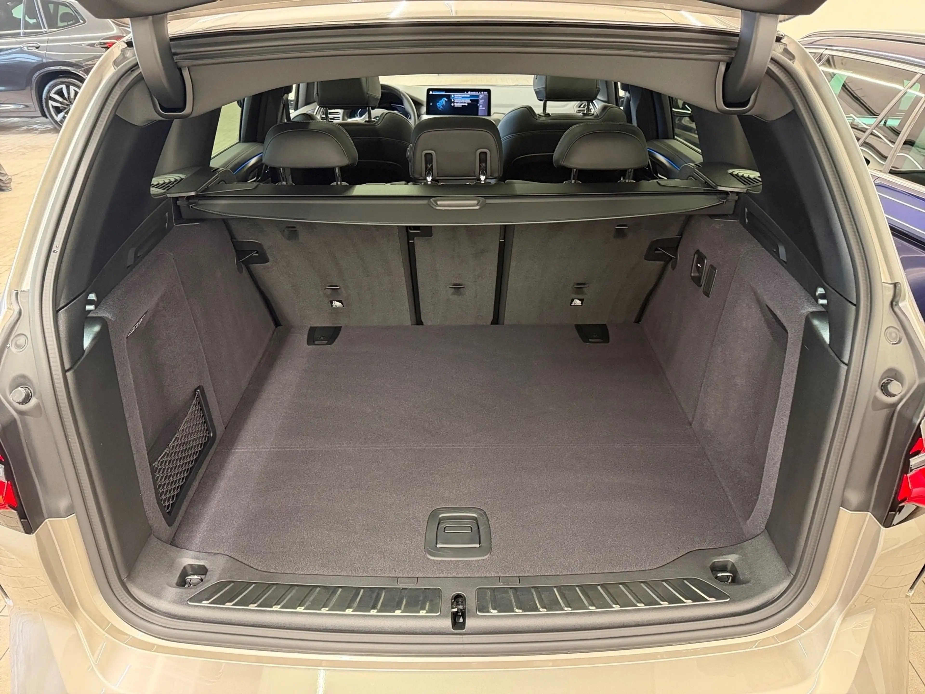 BMW iX3 M Sport — photo 11
