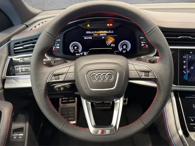 Audi Q8 view 9