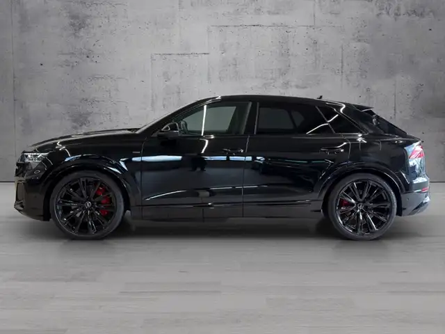 Audi Q8 view 3
