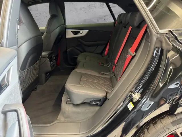 Audi Q8 view 10
