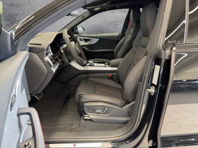 Audi Q8 view 8