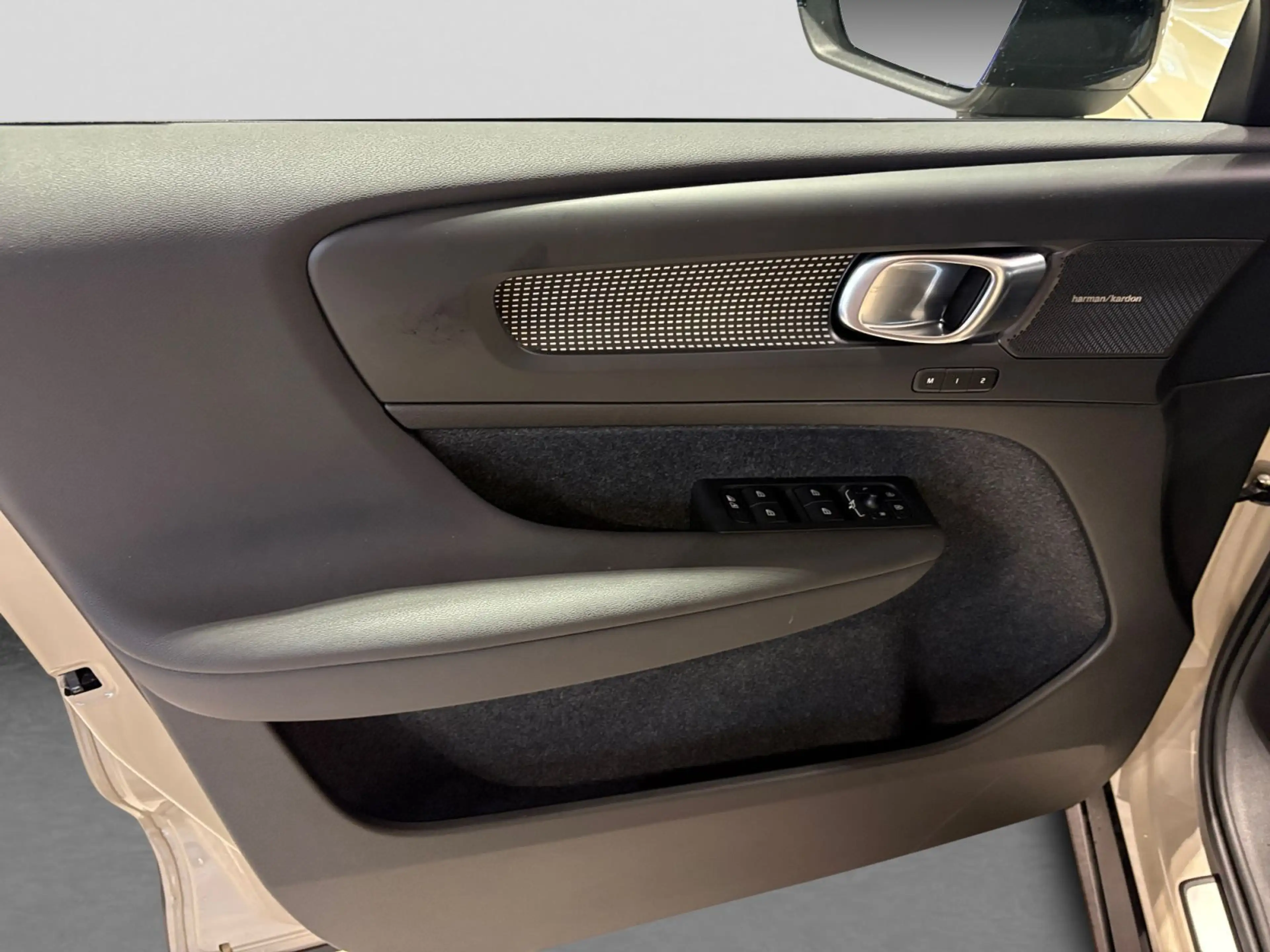 Volvo XC40 XC 40 B4 2WD Plus Dark — photo 10