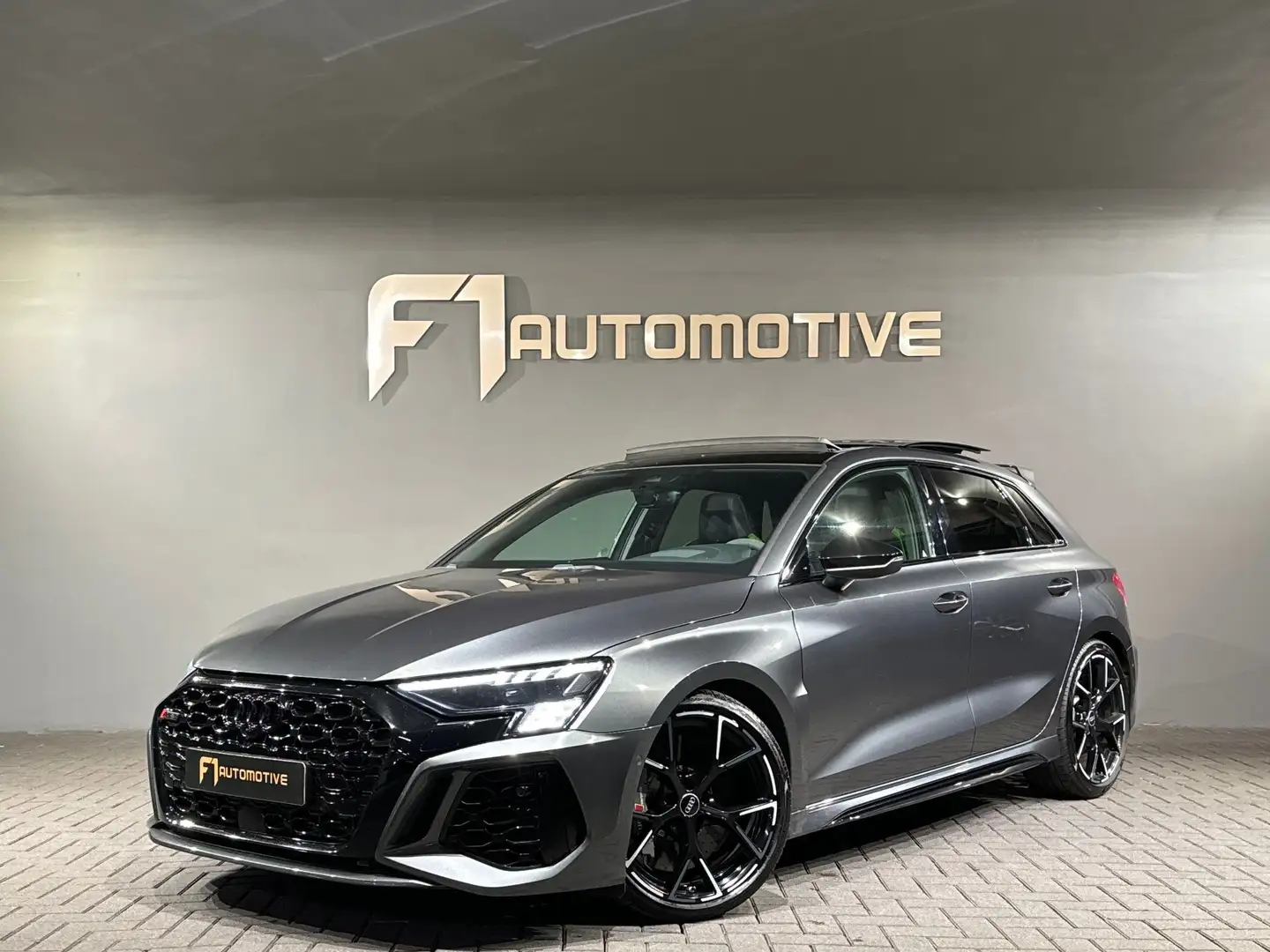 Audi RS3 Sportback 2.5 TFSI Quattro Pano|Ceramic|HuD|B&O|VO Grijs - 1