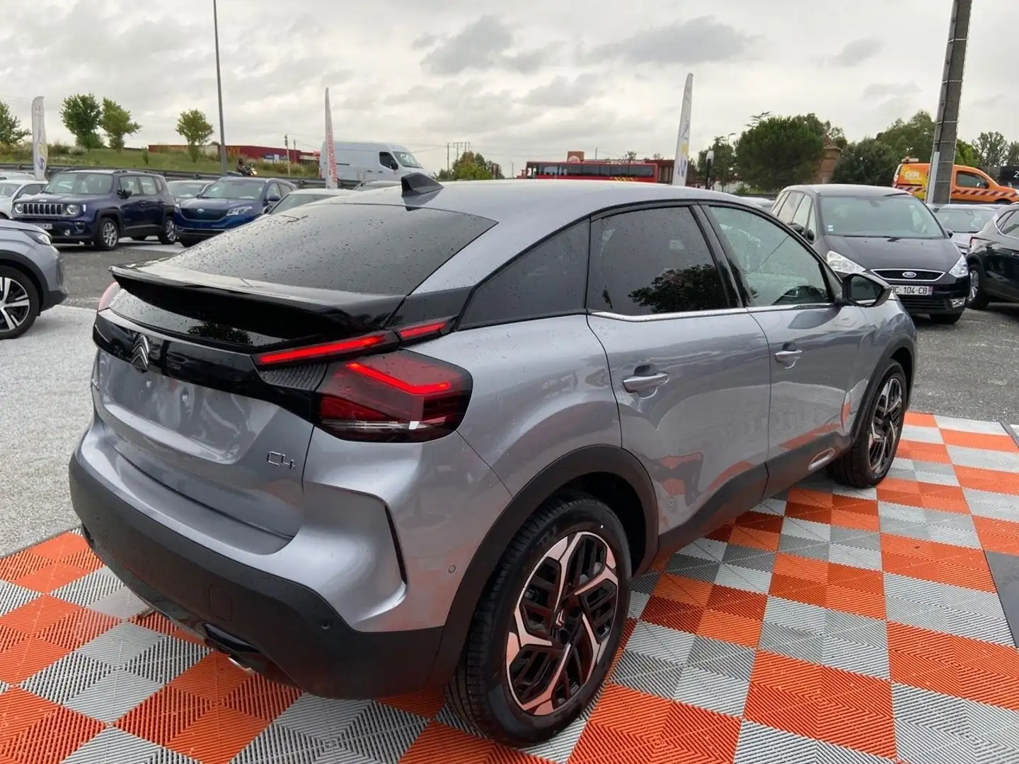 Citroen C4 PureTech 130 EAT8 SHINE Grau - 2