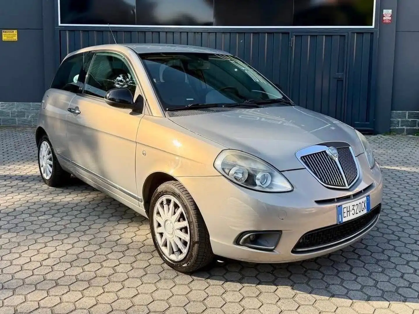 Lancia Ypsilon Ypsilon 1.2 BENZINA 8v New Oro 69cv NEOPATENTATI Beige - 1