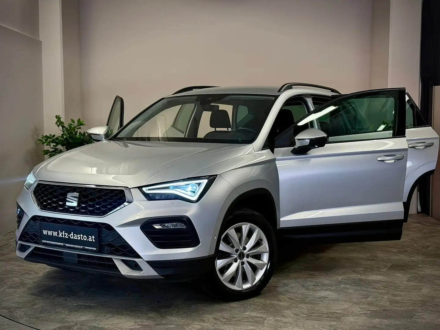 SEAT Ateca 4WD __ ACC __ AHK __ STYLE __ Silber - 1