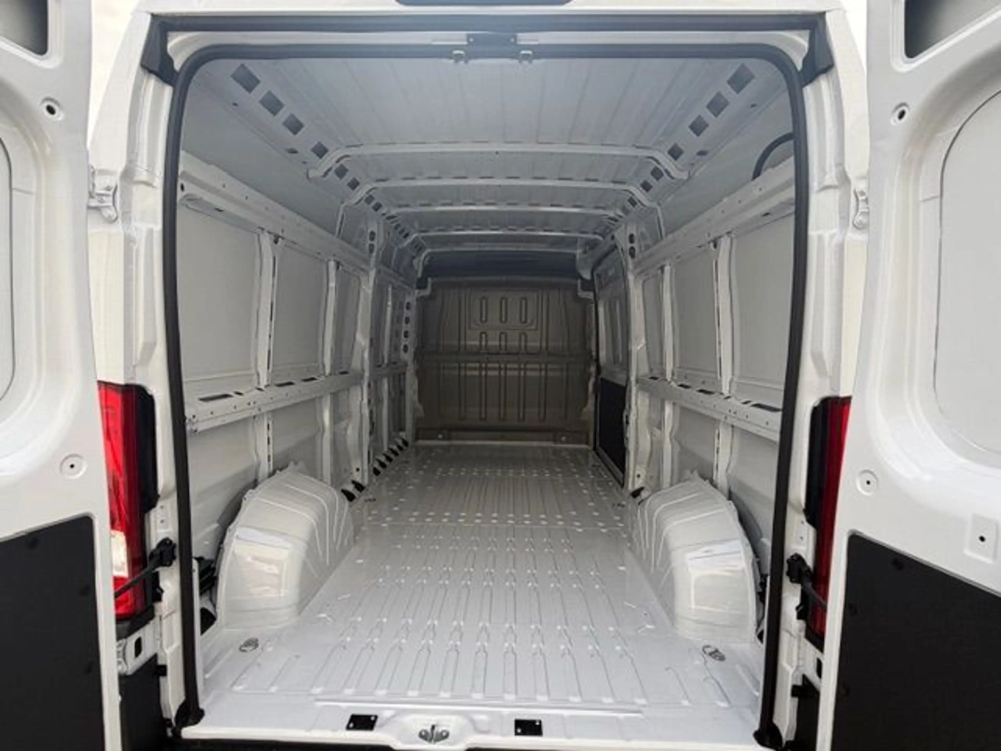 Peugeot Boxer 2.2 BlueHDi 140 L3H2 (250/250L) — photo 6