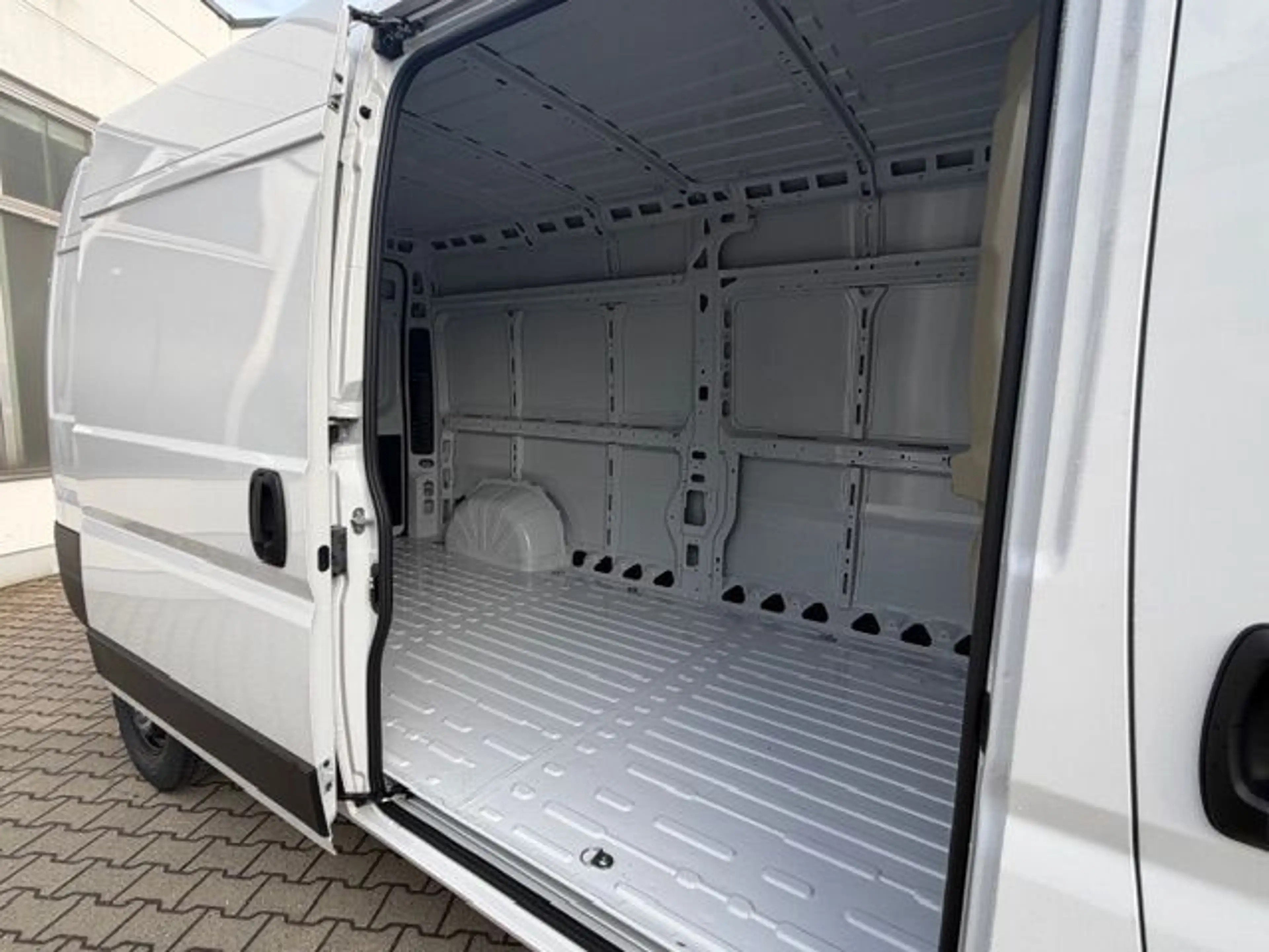 Peugeot Boxer 2.2 BlueHDi 140 L3H2 (250/250L) — photo 7