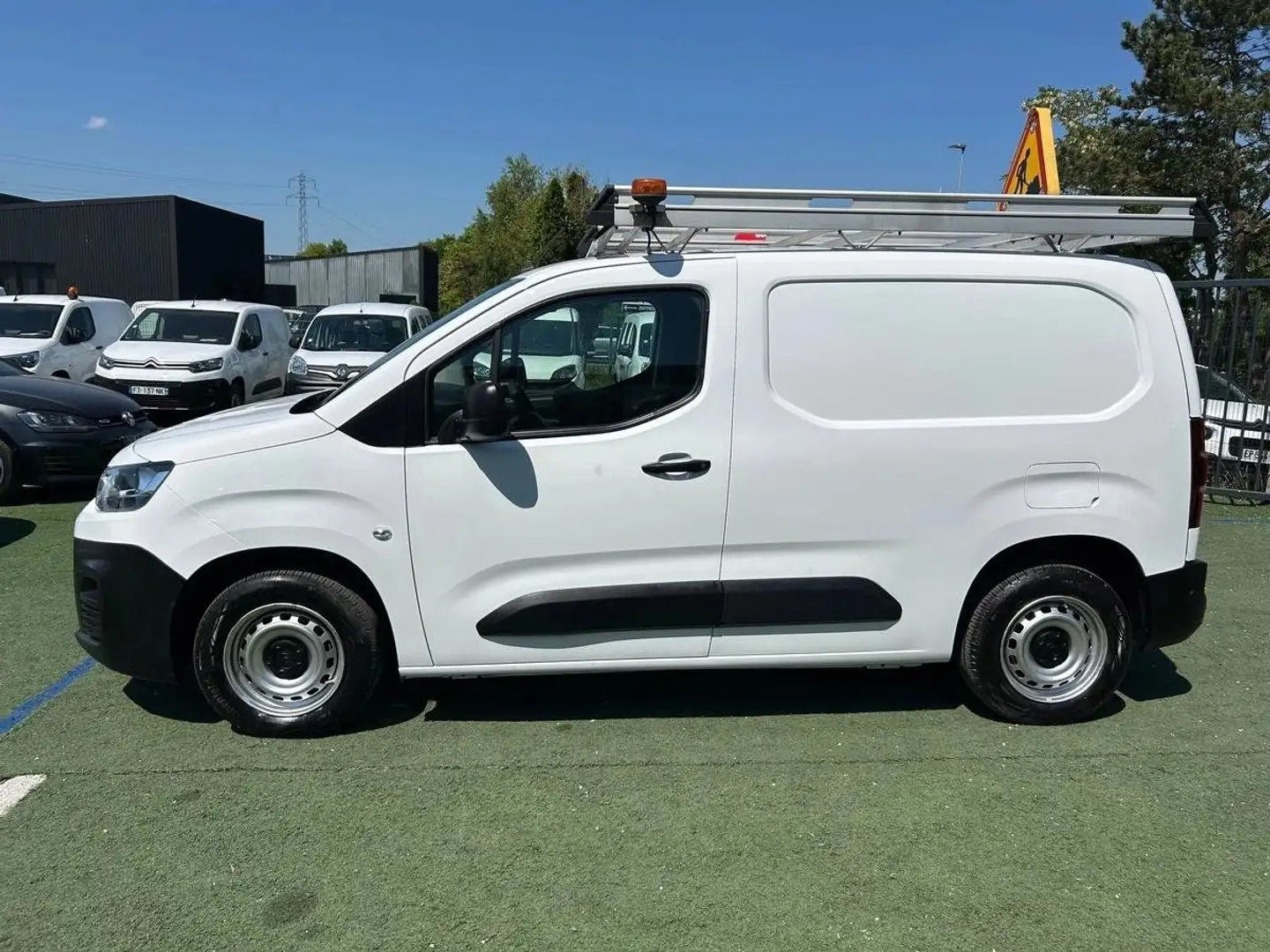 Citroen Berlingo M (8.325 HT) 1.5 BlueHDi 100ch Club 650kg Blanc - 2