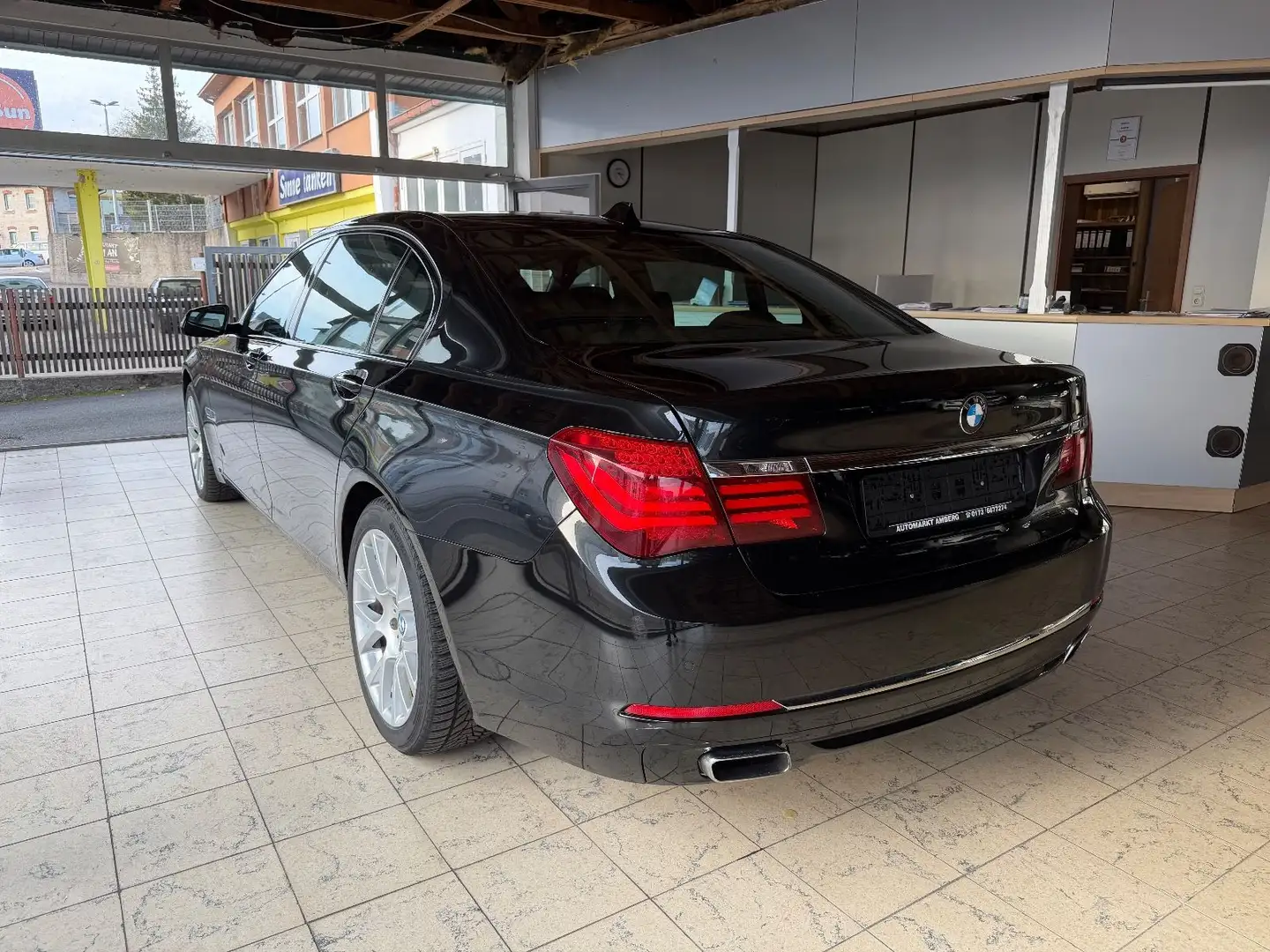 BMW 750 Ld xDrive*BI-XEN*HEAD-UP*NAVI-PROF*SOFTCLOSE* Schwarz - 2