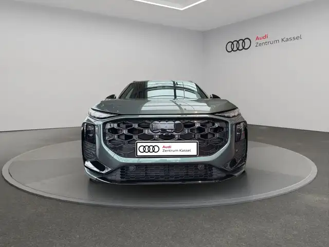 Audi Q3 view 9