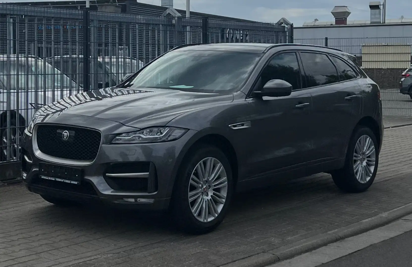 Jaguar F-Pace 25d R-Sport AWD Automatik Grau - 1