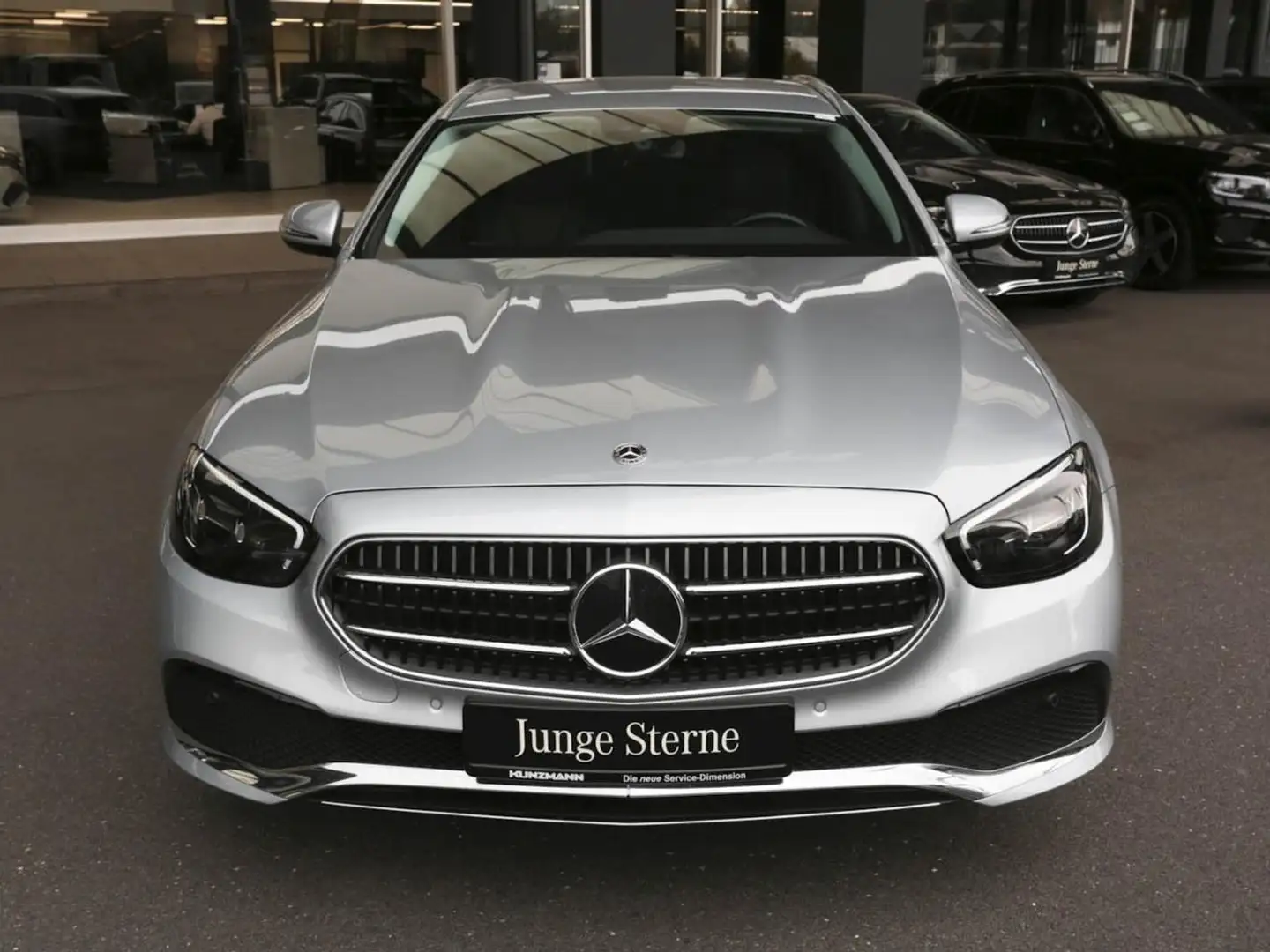 Mercedes-Benz E 200 d T Avantgarde MBUXNavi+ Kamera EasyP AHK Silber - 2