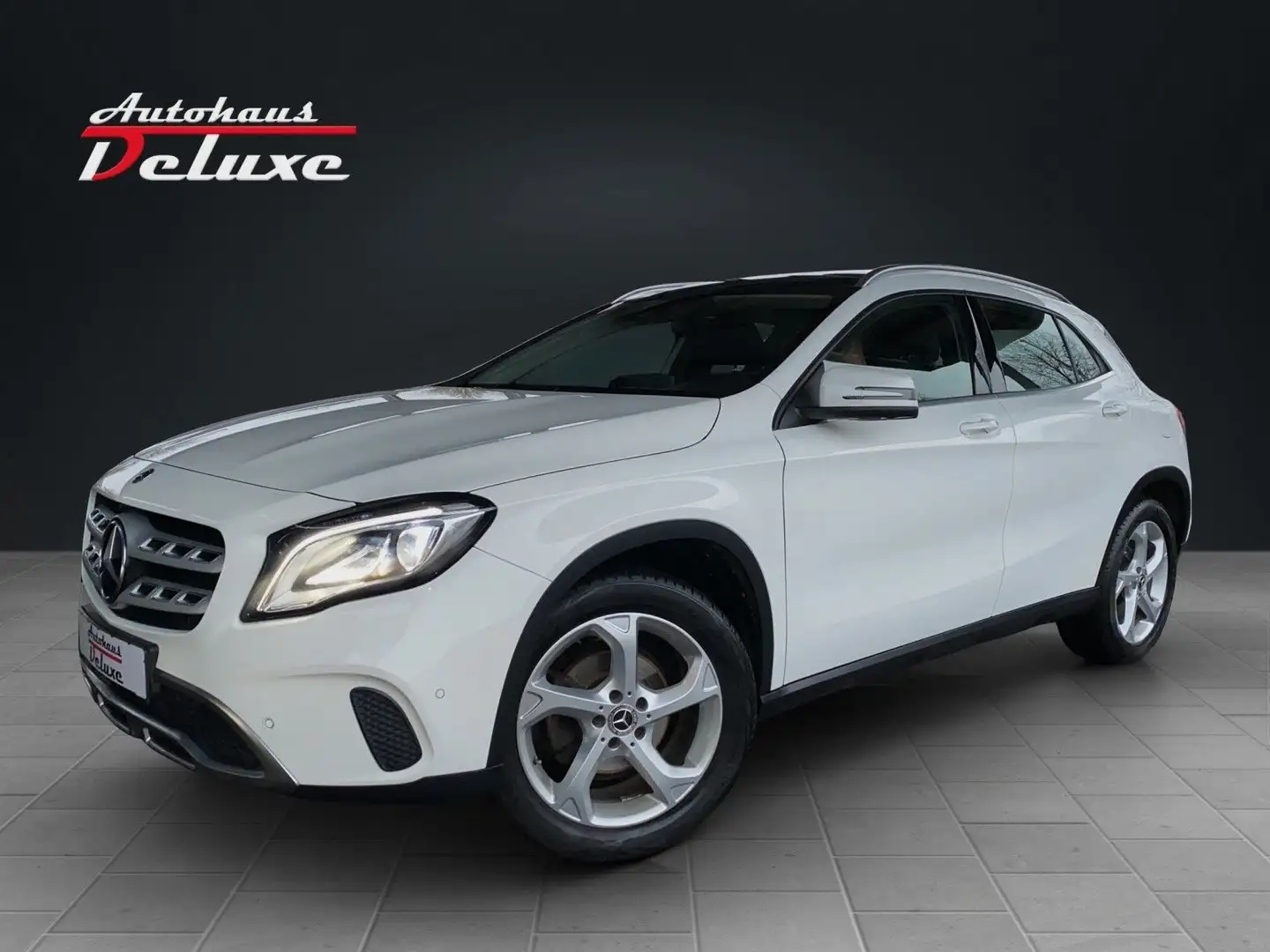 Mercedes-Benz GLA 180 URBAN NAVI-360°KAMERA-PANORAMA-LED-AHK Wit - 1