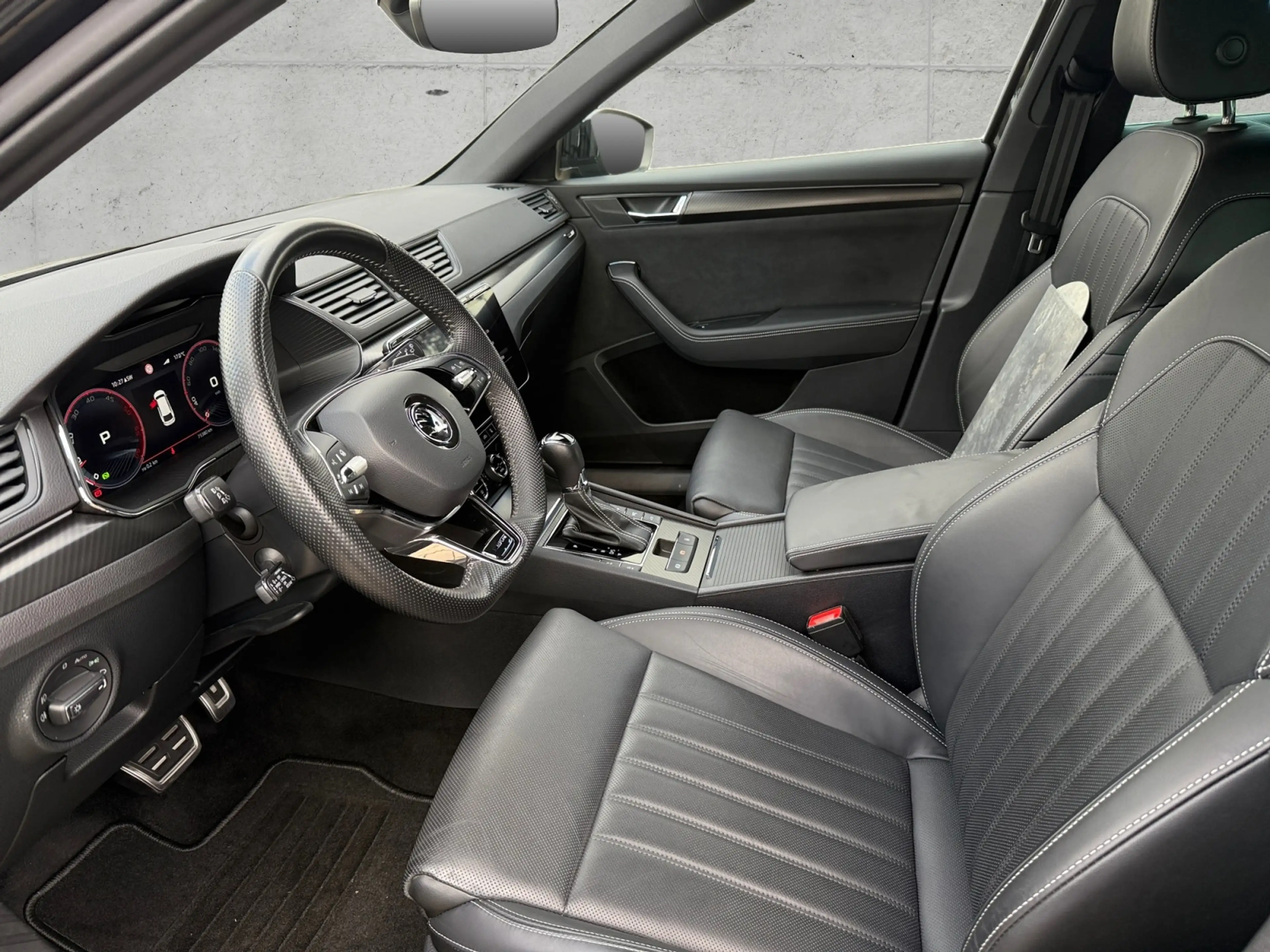 Skoda Superb Combi 2.0 TDI DSG SPORTLINE +AHK +360° +STHZ +MAT — photo 11