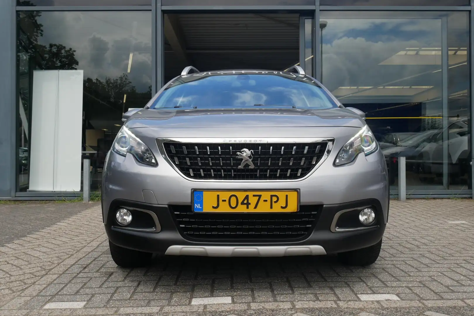 Peugeot 2008 1.2 Allure 82 pk Turbo | Navigatie | Climate Contr Gris - 2
