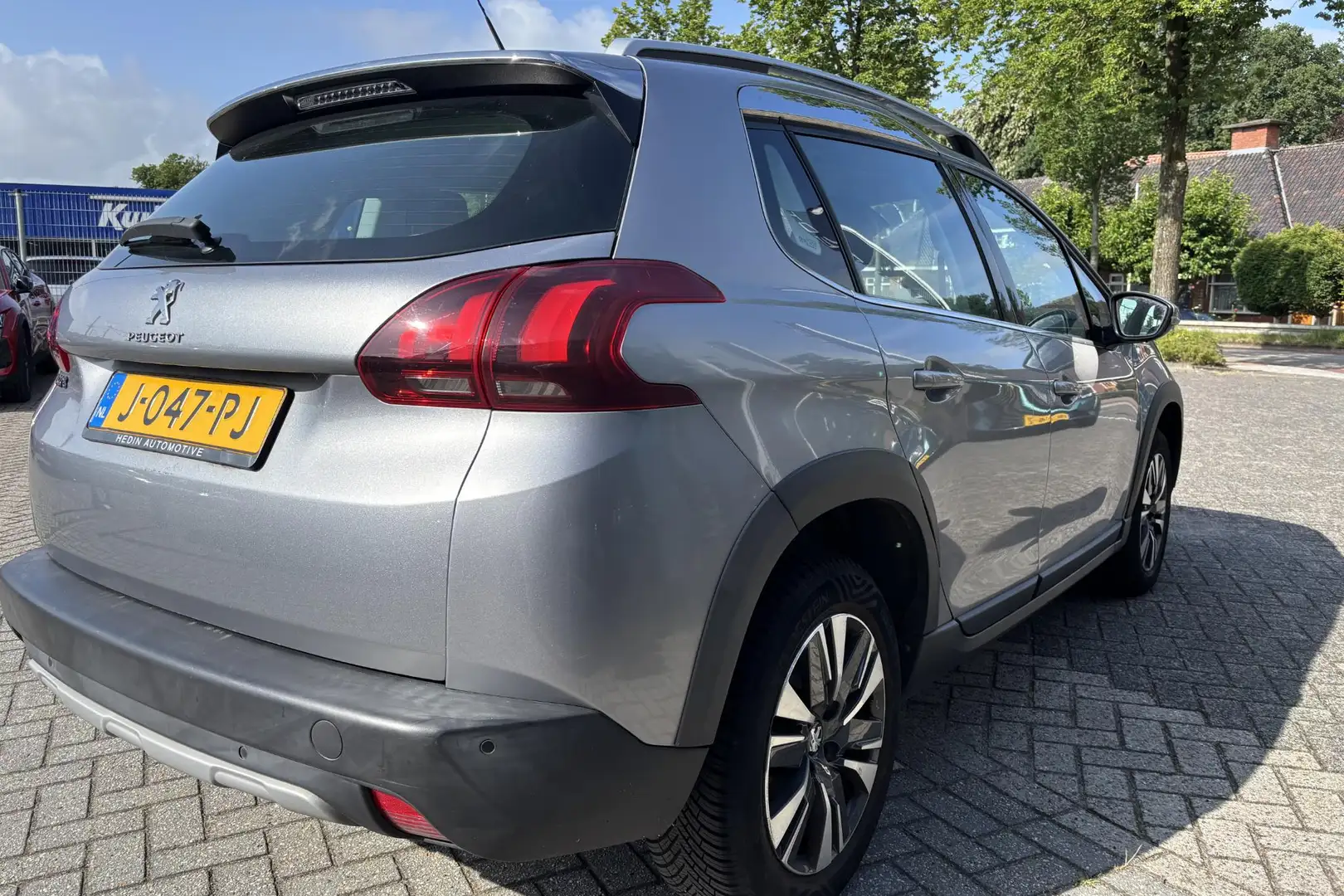 Peugeot 2008 1.2 Allure 110 pk Turbo | All weather banden | Nav Grijs - 2