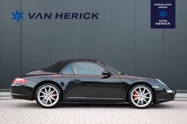 Porsche 911 view 3