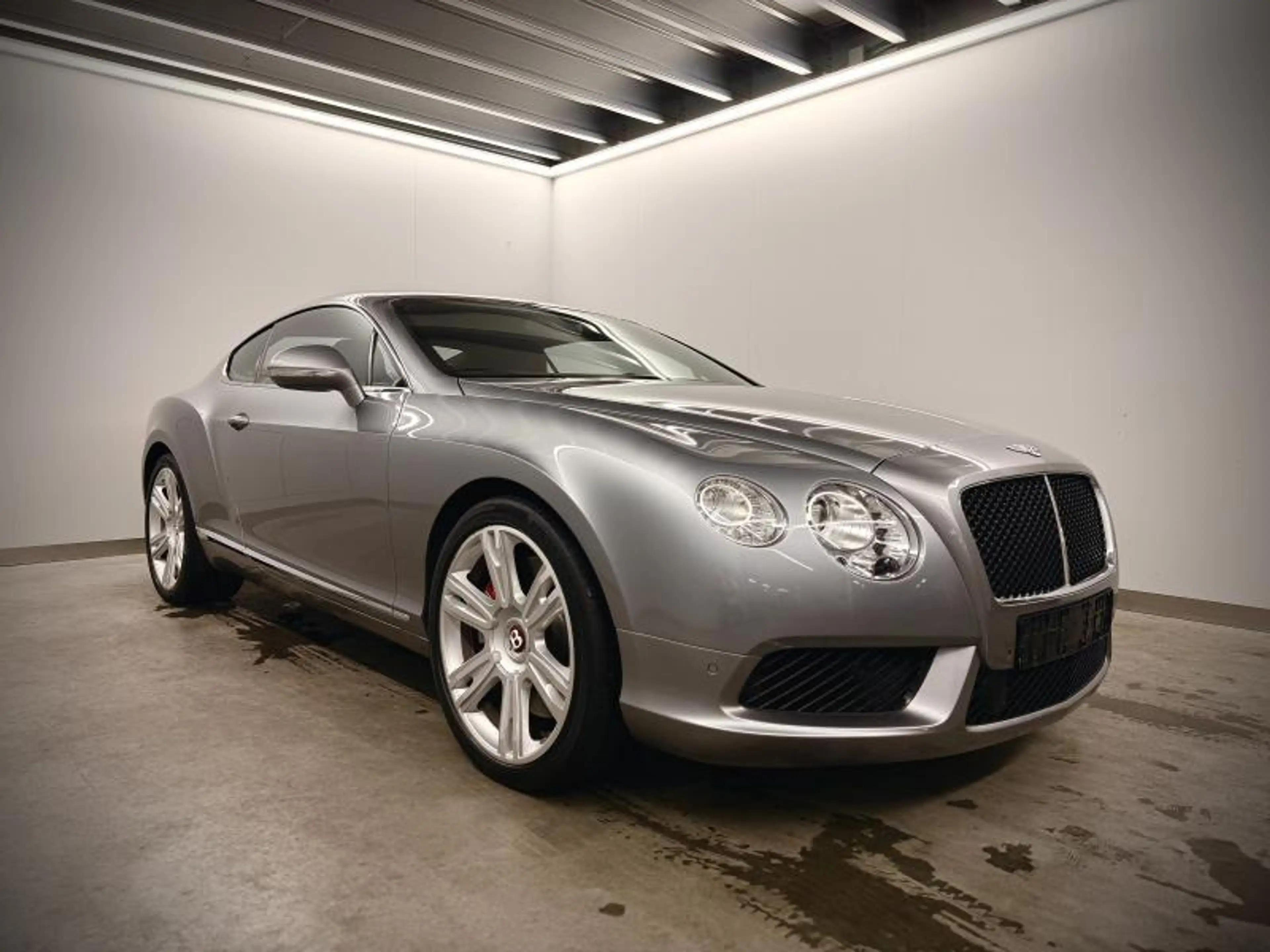 Bentley Continental GT V8 — photo 3