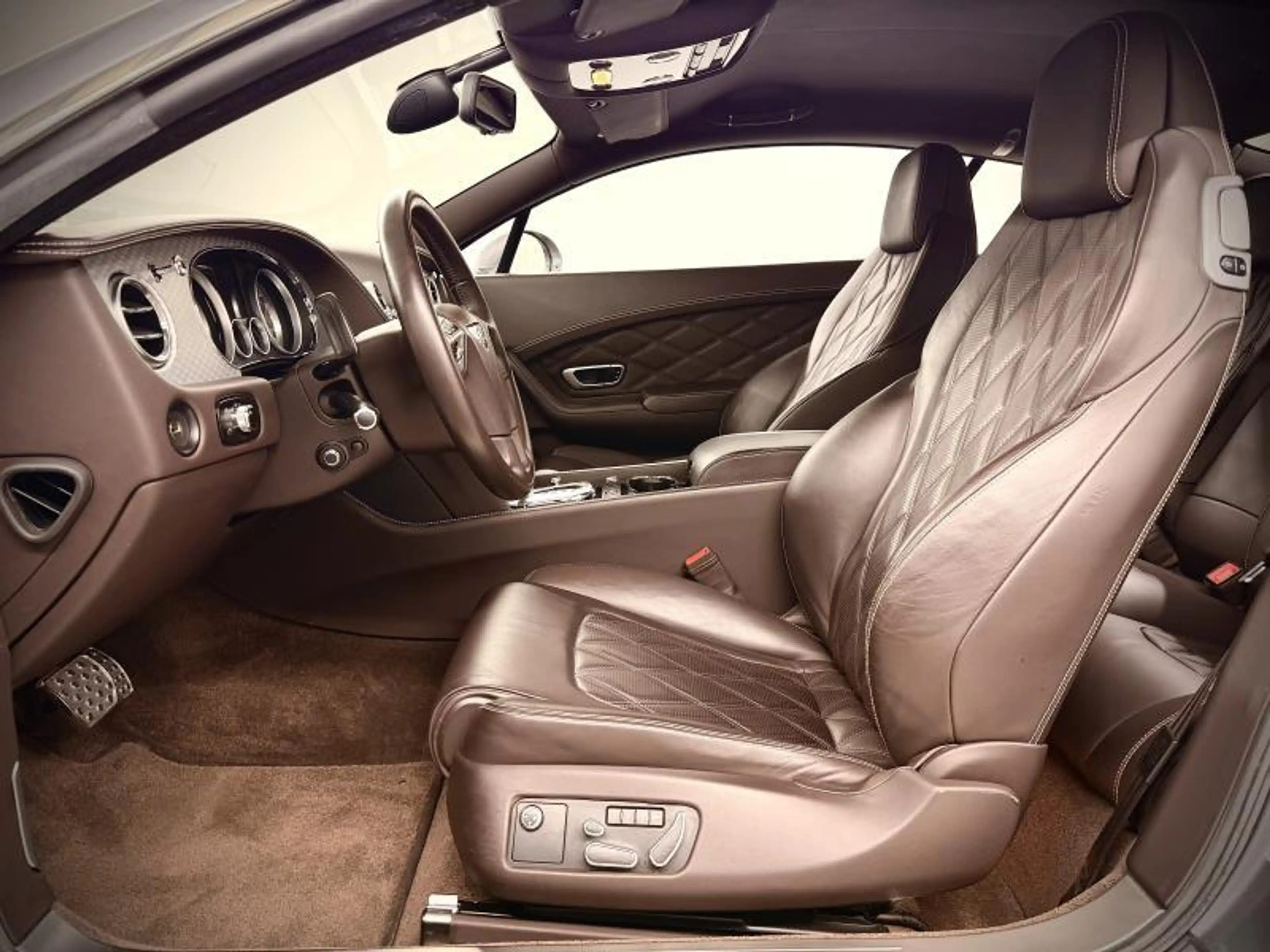 Bentley Continental GT V8 — photo 11