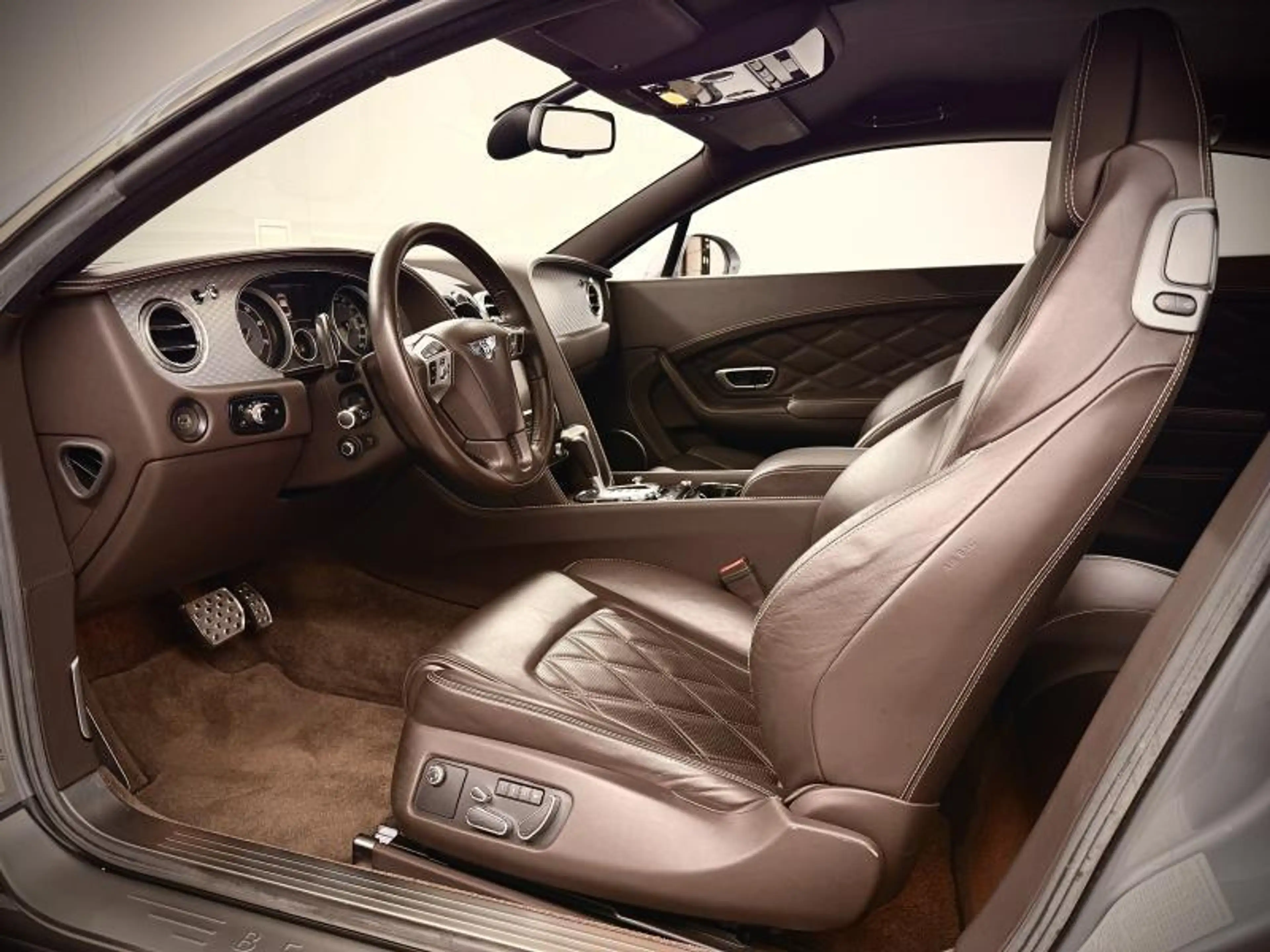 Bentley Continental GT V8 — photo 13