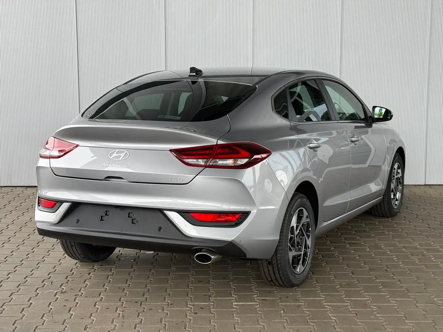 Hyundai i30 Fastback Life 1.5 T-GDi mHev / Navi PDC V.&H + ... Silber - 2