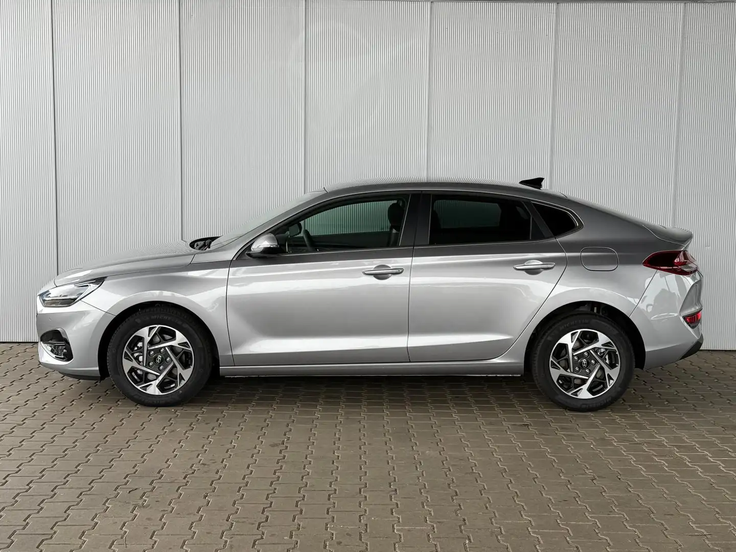 Hyundai i30 Fastback Life 1.5 T-GDi mHev / Navi PDC V.&H + ... Silber - 1