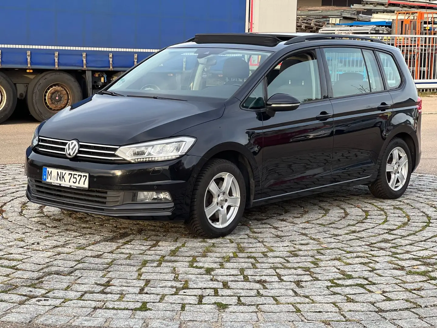 Volkswagen Touran Com.1.4 TSI AHK StHz Kam Led Pano Schwarz - 2