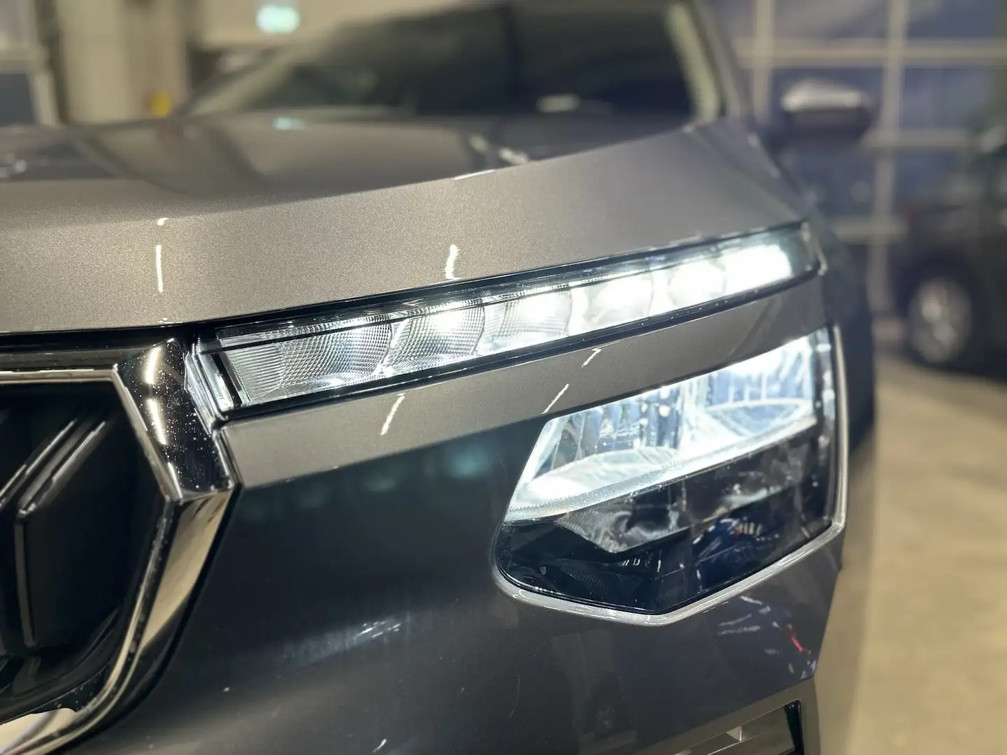 Skoda Kamiq 1,0TSI DSG 130 Jahre Premium AHK 5J.Gar. Gris - 2