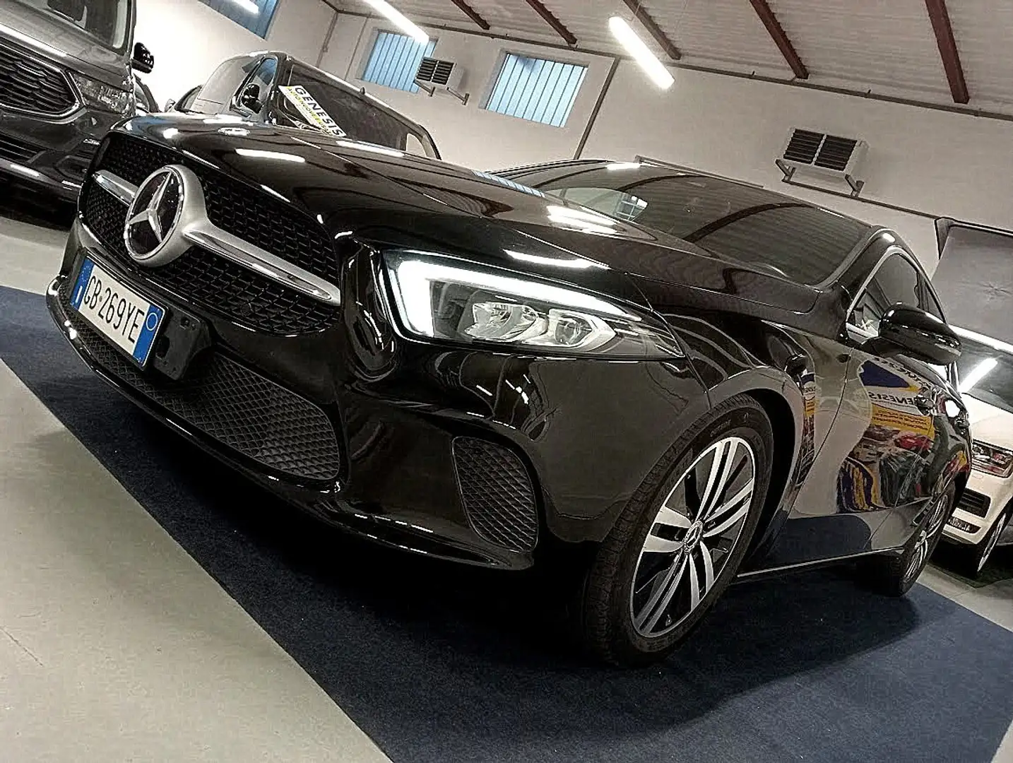 Mercedes-Benz A 180 d SPORT AUT CAMERA LED CARPLAY PRONTA CONS Černá - 2
