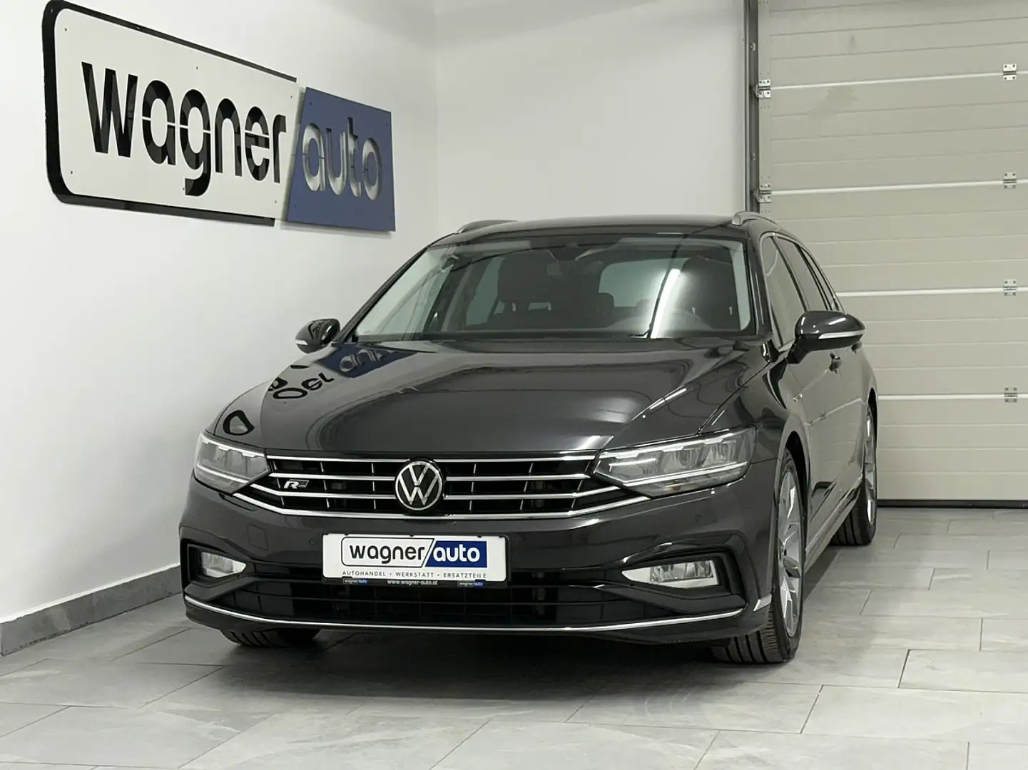 Volkswagen Passat Variant Elegance 2,0 SCR TDI DSG. R-Line/LED/ACC/Navi/R... Grau - 1