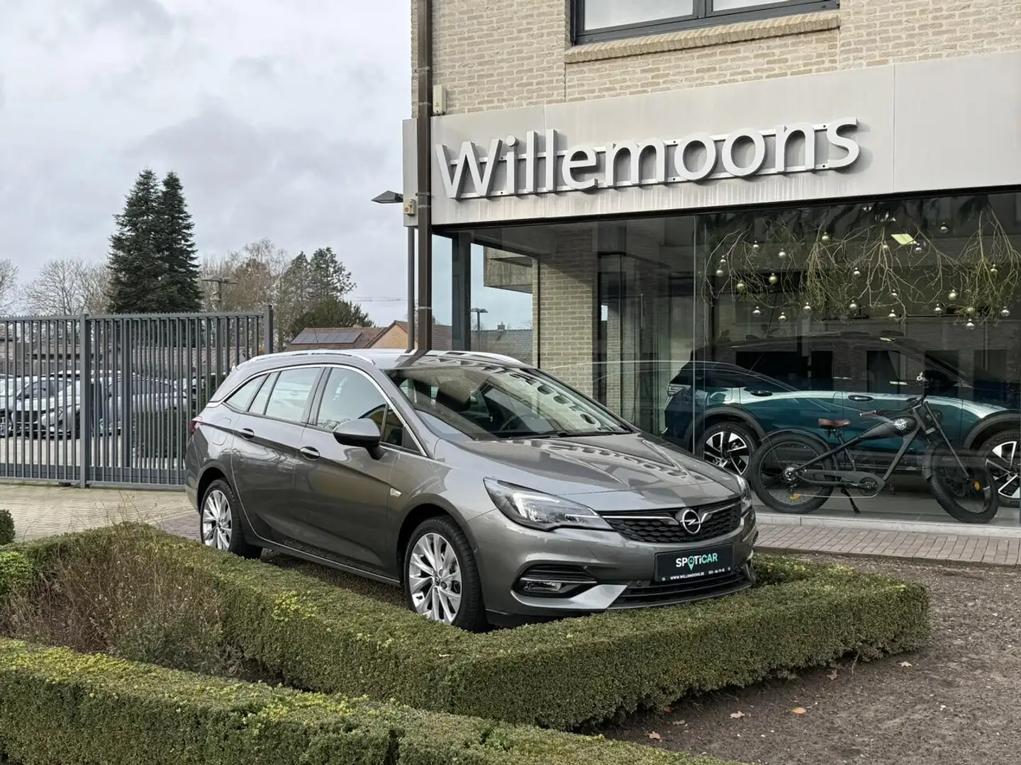 Opel Astra Sports Tourer Elegance 1.2Turbo 130PK *Navi*Cam... Grijs - 1