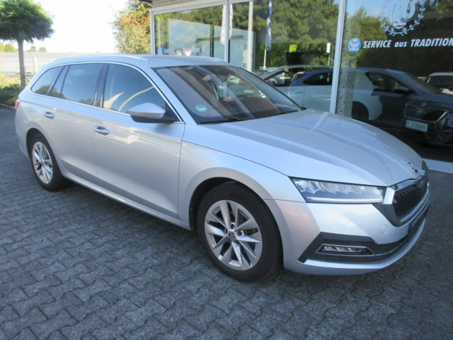 Skoda Octavia Style 2.0 TDI DSG NAVI LED HEAD UP KAMERA KEYLESS ASSIST SITZHEIZUNG CLIMATRONIC eFH ZV DAB Silber - 1