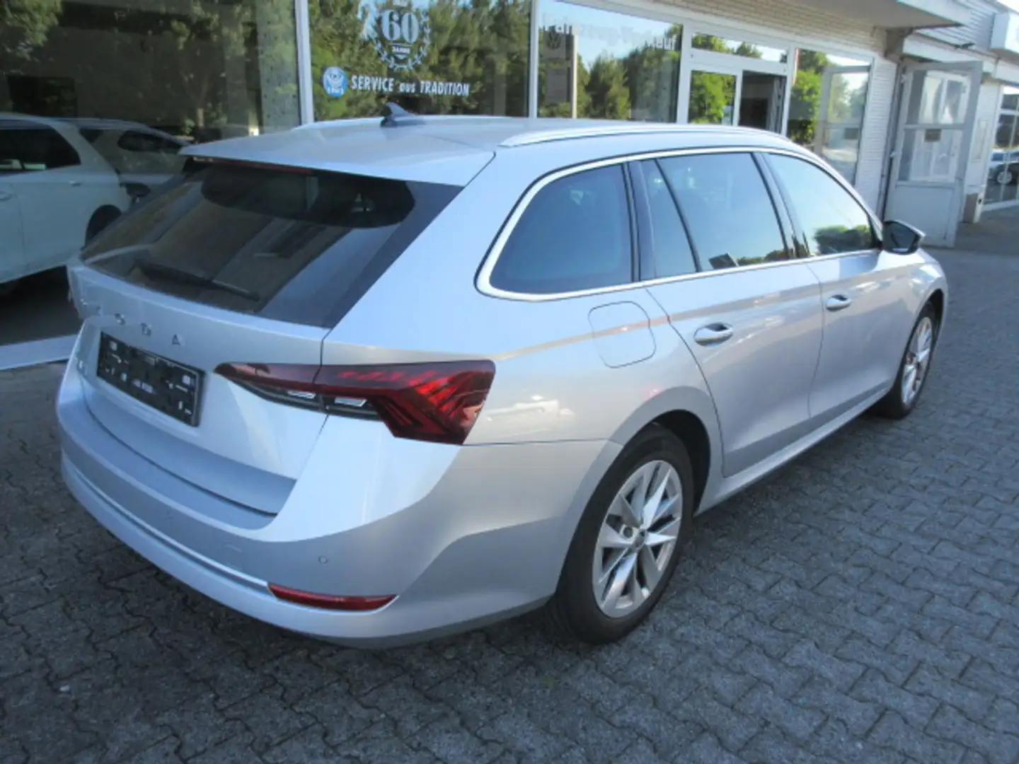 Skoda Octavia Style 2.0 TDI DSG NAVI LED HEAD UP KAMERA KEYLESS ASSIST SITZHEIZUNG CLIMATRONIC eFH ZV DAB Silber - 2