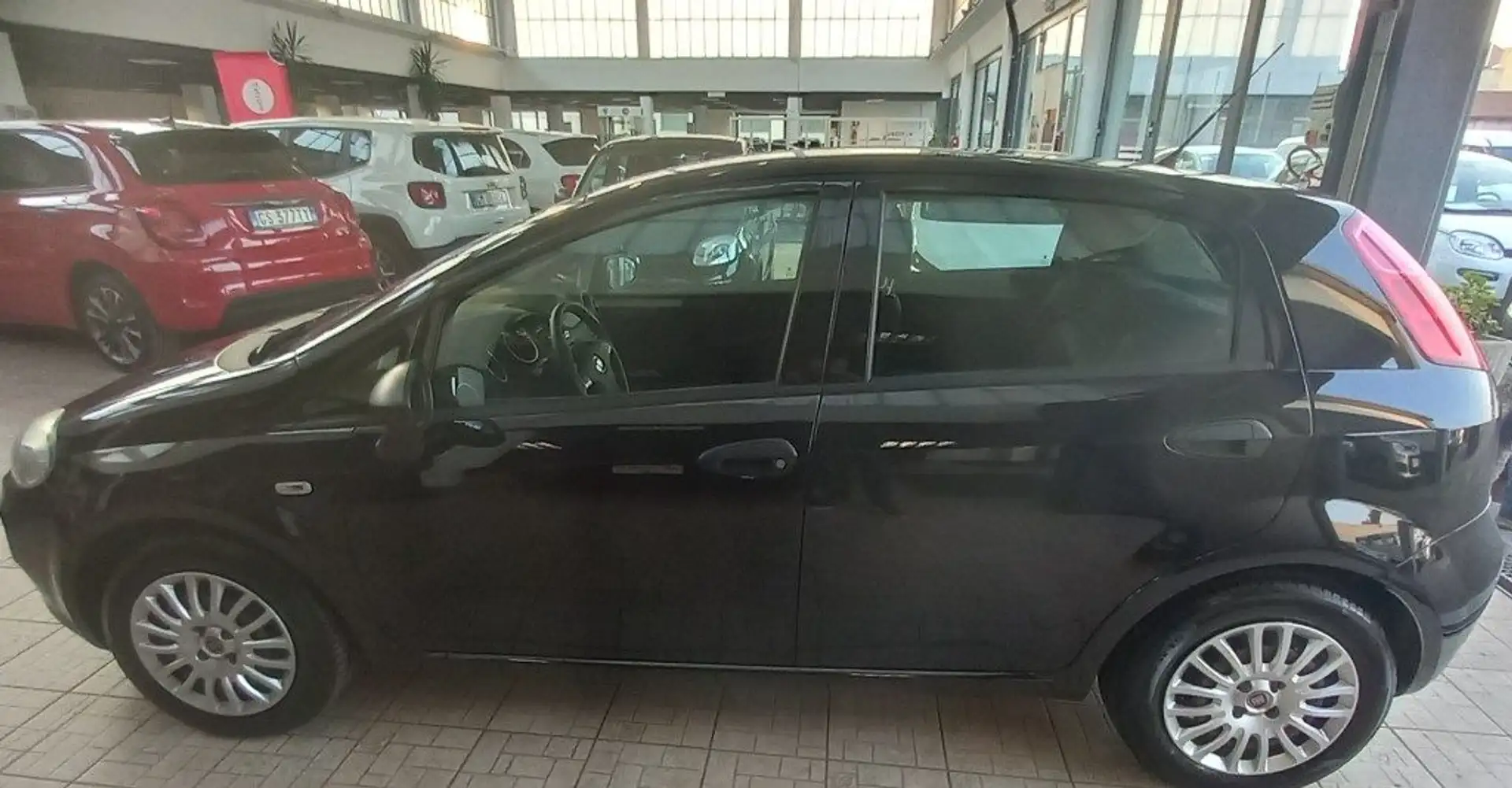 Fiat Punto 1.3 MJT II S&S 95 CV 5 porte Street Nero - 2