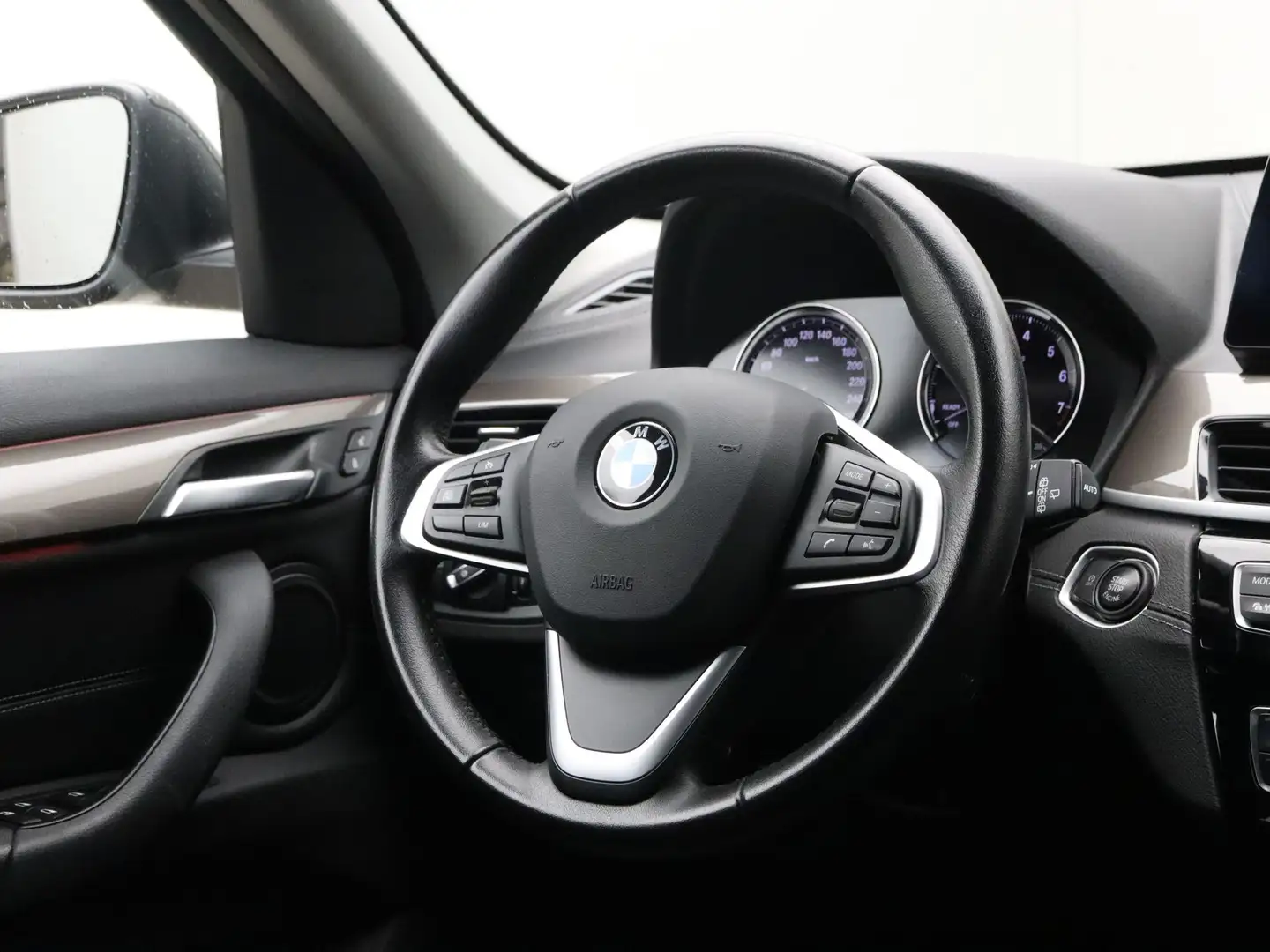 BMW X1 sDrive20i High Exe X-line Aut. Noir - 2