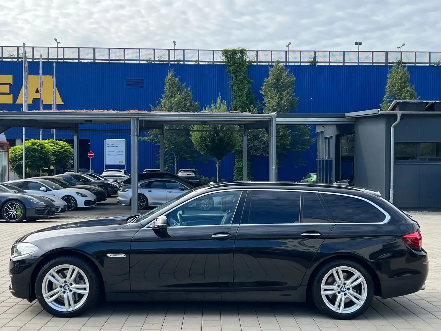 BMW 530 dA xDrive Touring Luxury *VOLLAUSSTATTUNG* Noir - 2