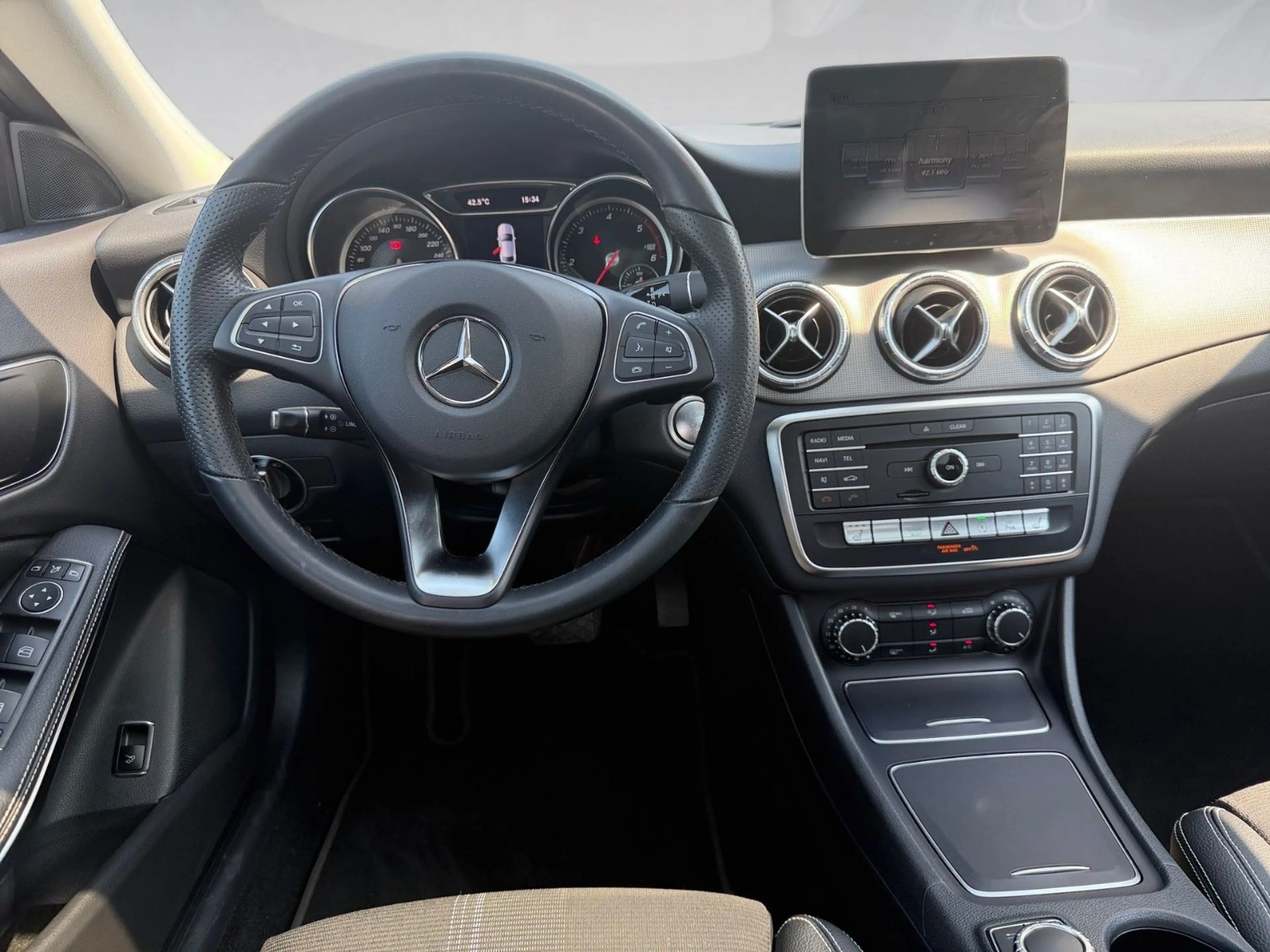 Mercedes-Benz CLA 220 CDI d 4Matic *Night-Paket*Pano*LED-High* — photo 14