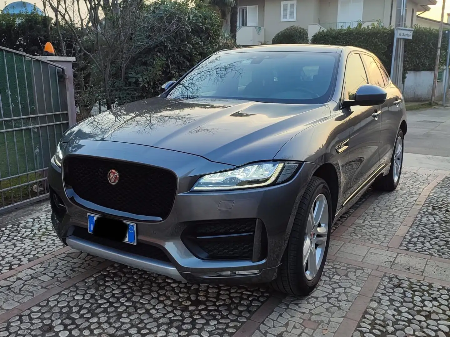 Jaguar F-Pace F-Pace 2.0d R-Sport awd 180cv auto Grigio - 1
