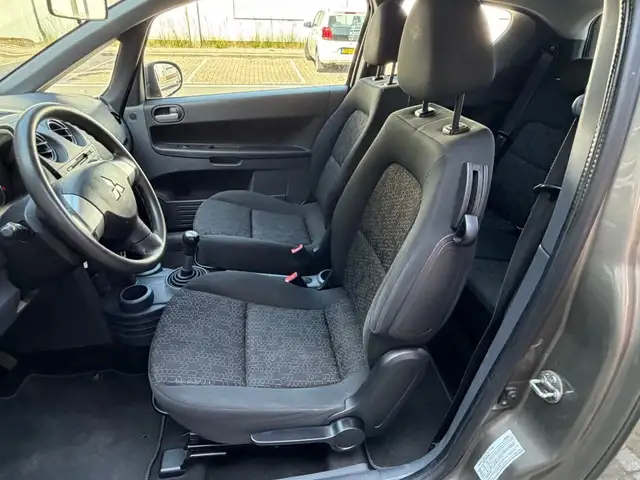 Mitsubishi Colt view 10