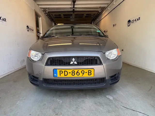 Mitsubishi Colt view 5