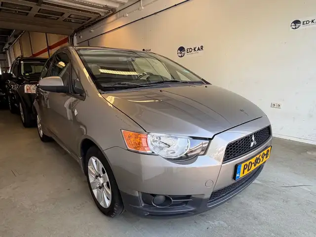 Mitsubishi Colt view 4