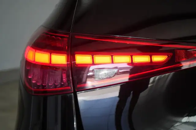 Mercedes-Benz 220 view 13