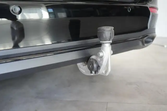 Mercedes-Benz 220 view 10