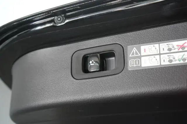 Mercedes-Benz 220 view 9