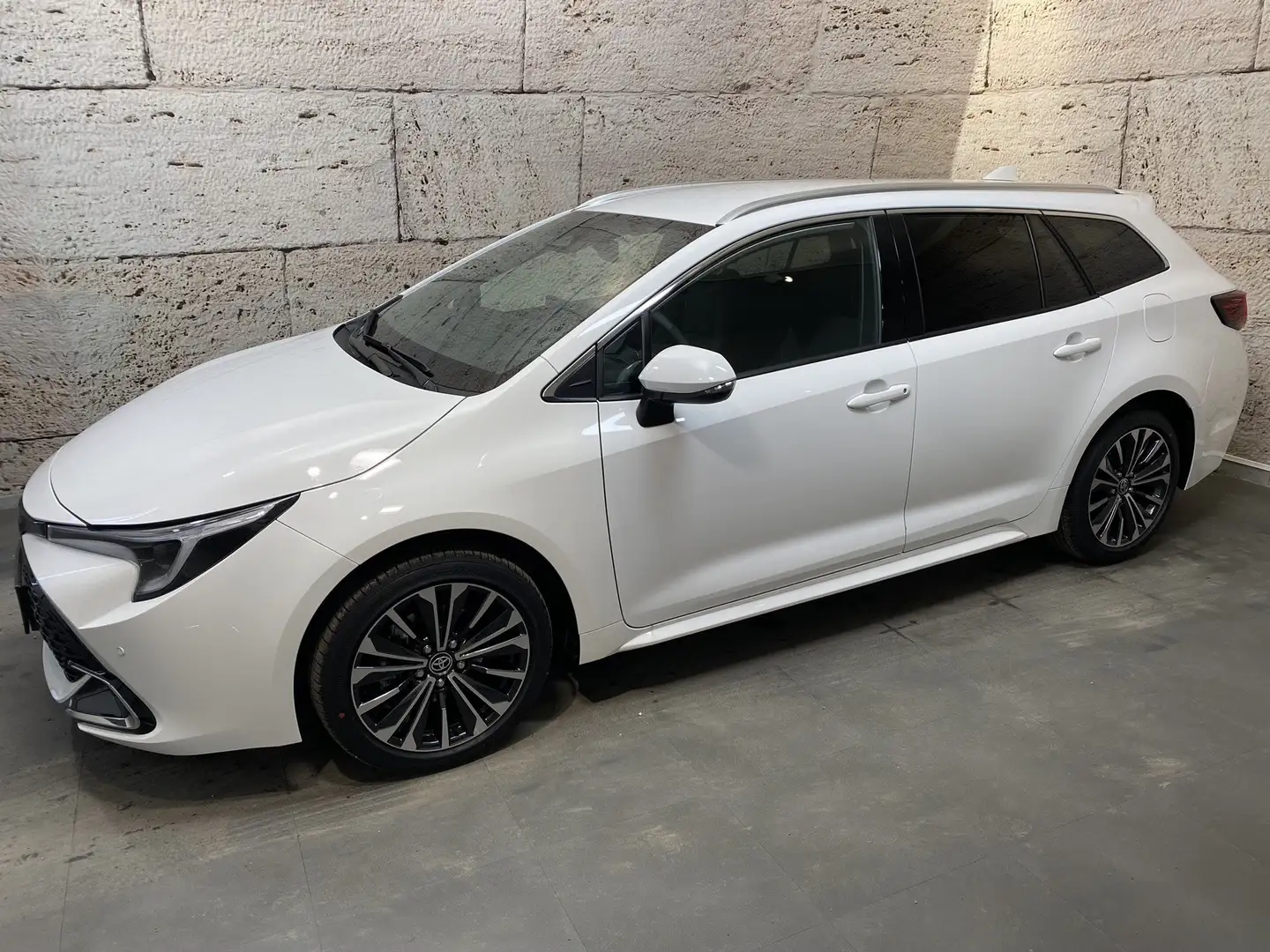 Toyota Corolla Touring Sports 1,8 Hybrid Active Drive + Safety P. Weiß - 2