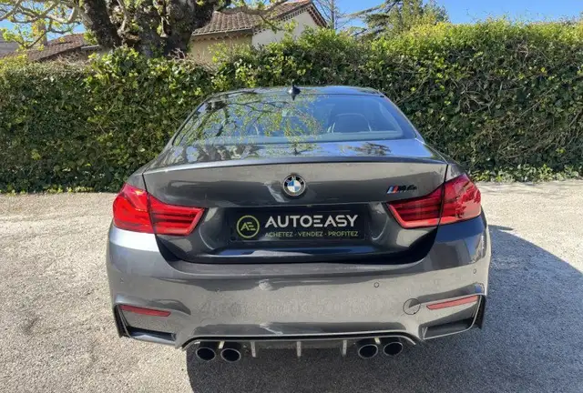 BMW M4 view 4