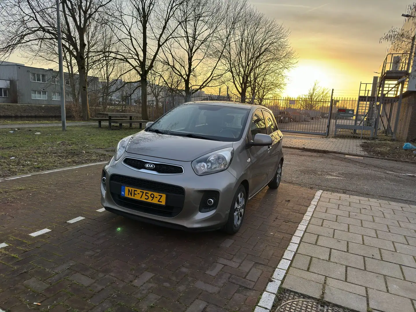 Kia Picanto 1.0 CVVT EcoDynamics Grijs - 1