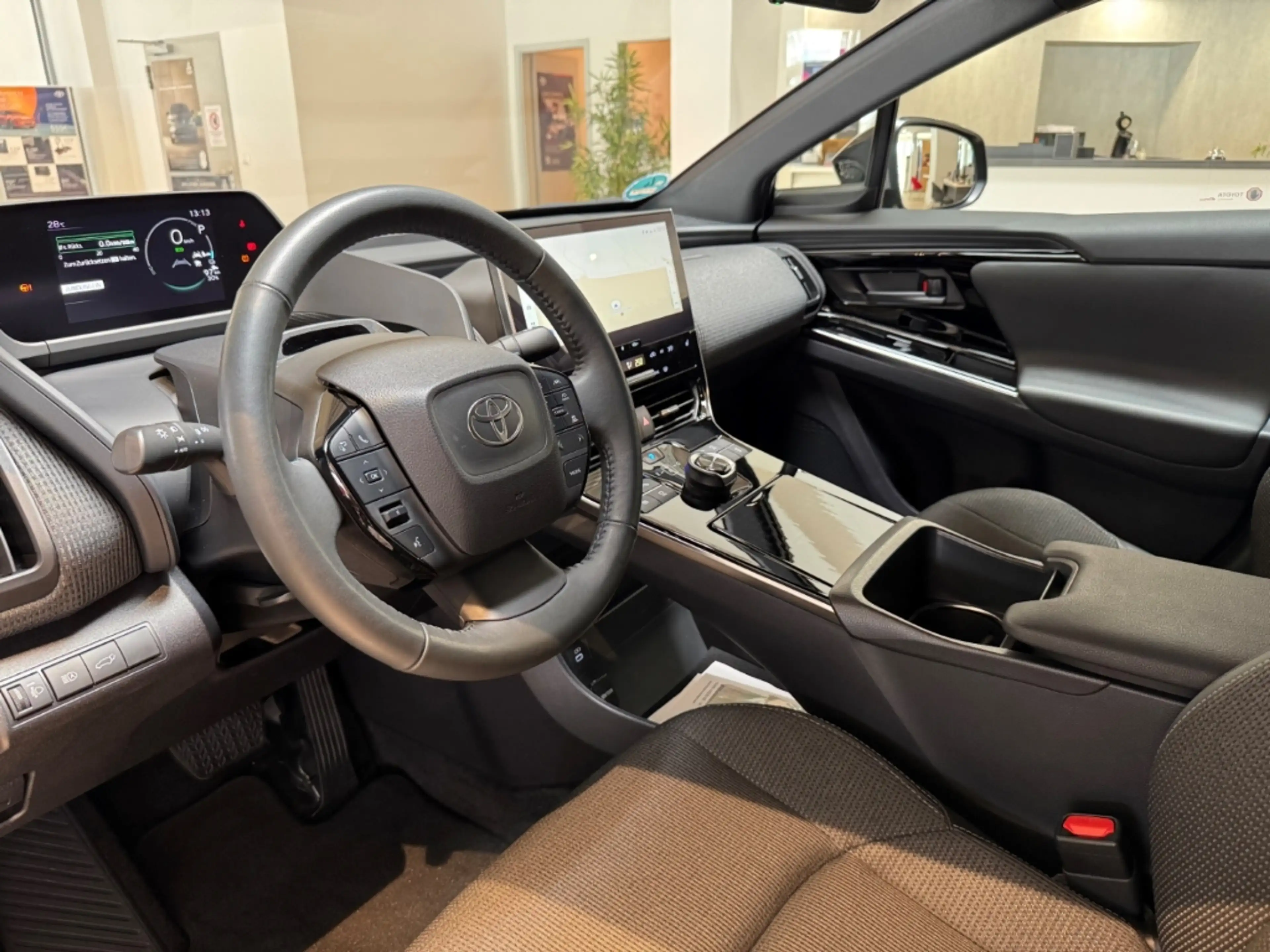 Toyota bZ4X FWD Basis / 360° Kamera / Leder / S+W Reifen — photo 7