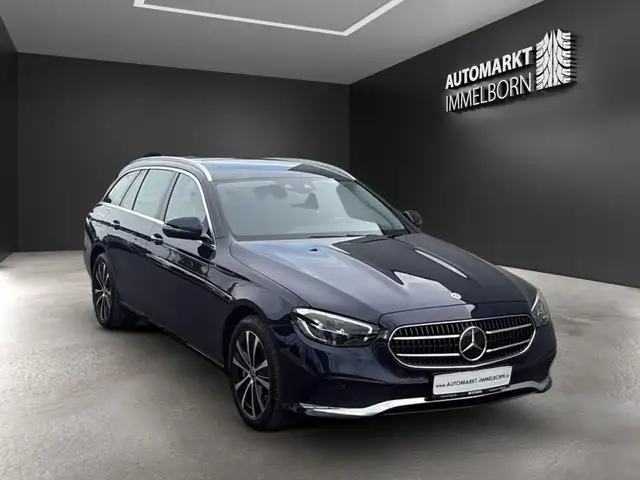 Mercedes-Benz 300 view 2
